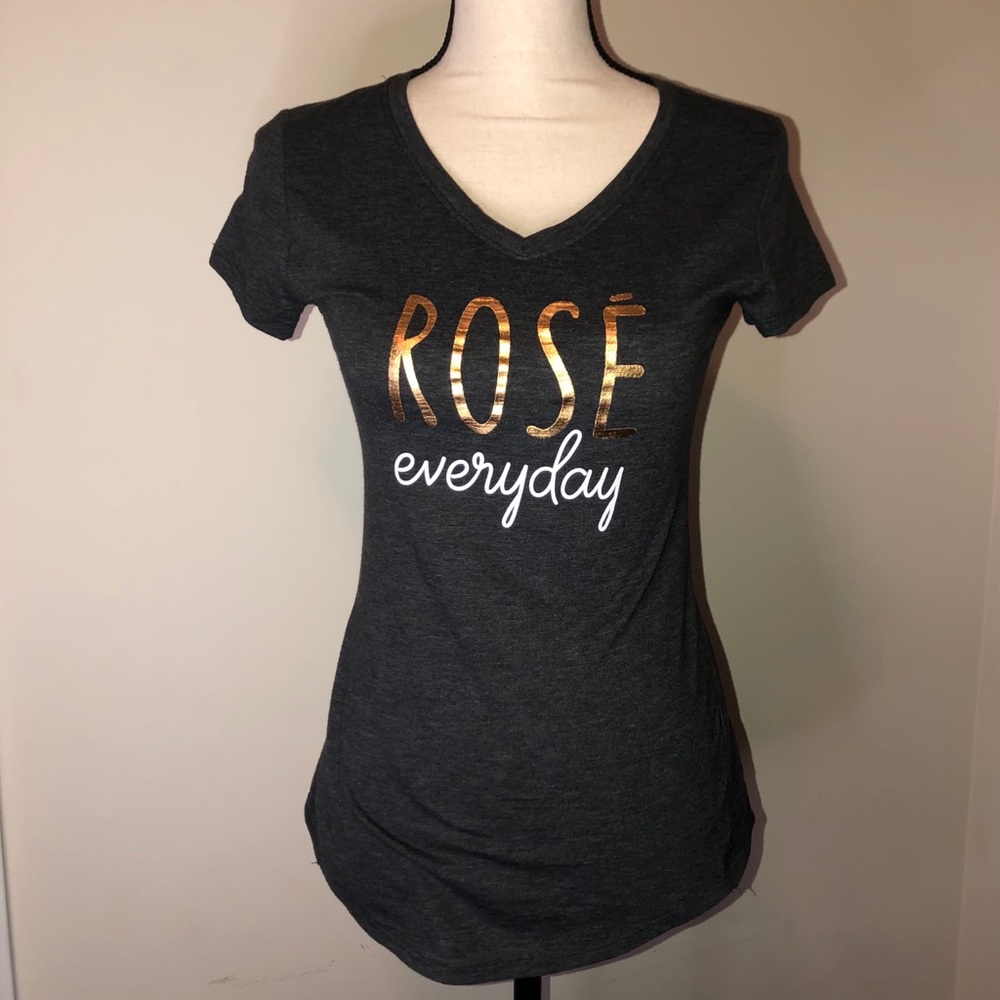 Rose’ everyday graphic tee